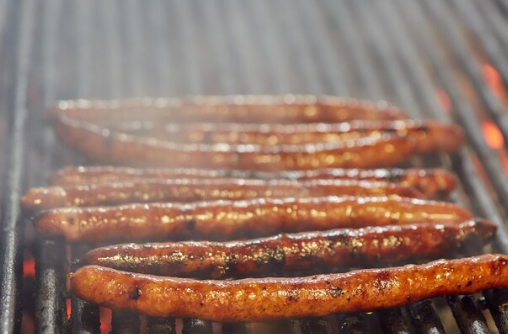 Faites griller les saucisses